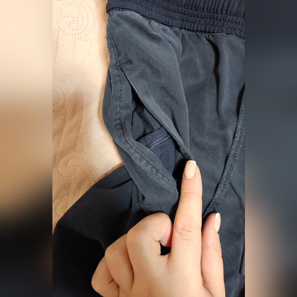 Lululemon Feeling Femme Short 5"True Navy Sz 10 - Picture 13 of 13